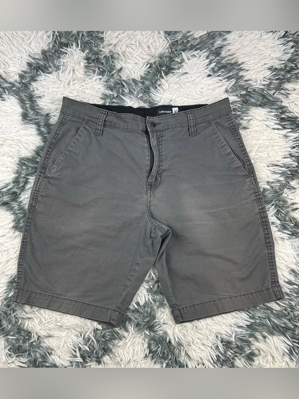 Volcom Men’s Gray Corpo Class Chino Shorts Size 32